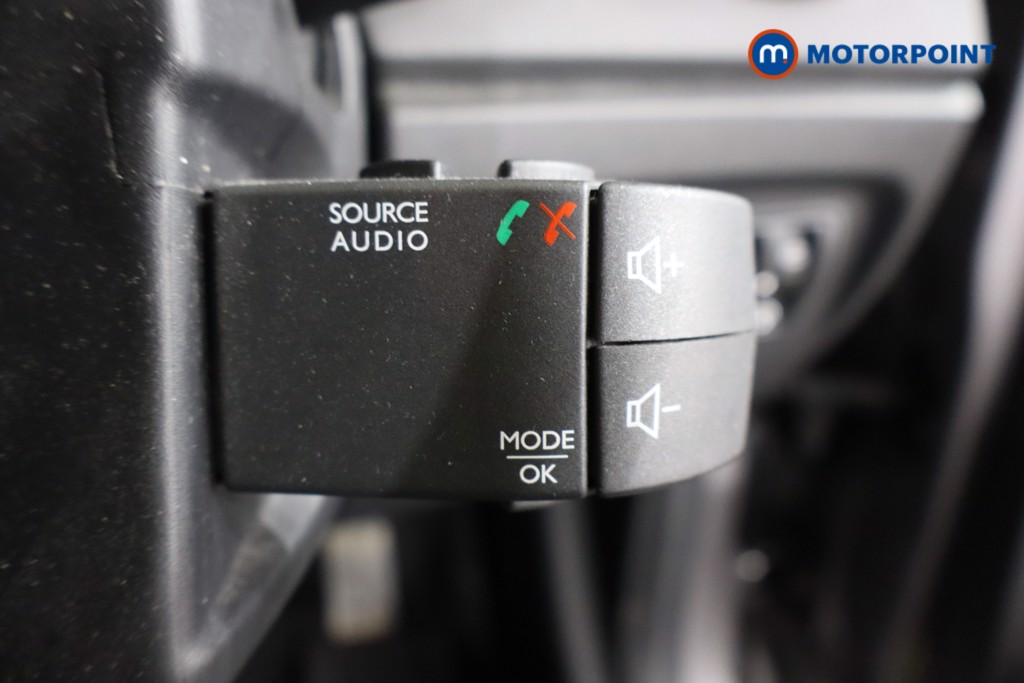 Renault Captur Iconic Manual Petrol SUV - Stock Number (1609883) - 17th supplementary image