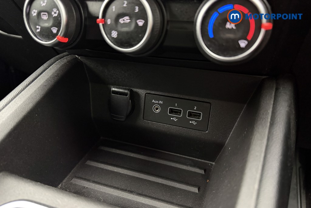 Renault Clio Iconic Manual Petrol Hatchback - Stock Number (1614529) - 12th supplementary image