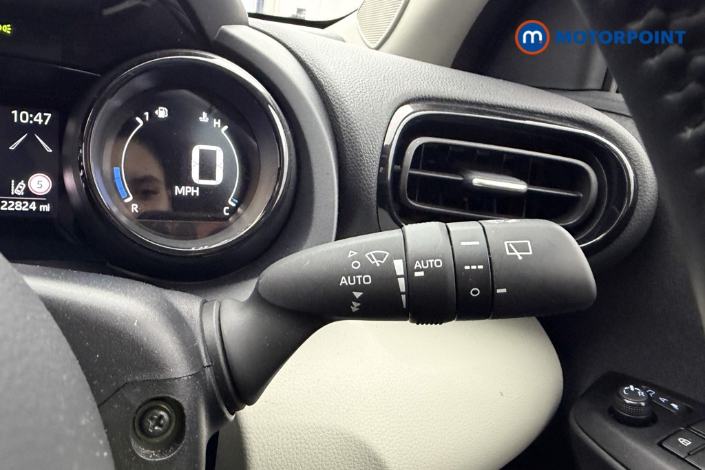 Toyota Yaris Excel Automatic Petrol-Electric Hybrid Hatchback - Stock Number (1613002) - 6th supplementary image