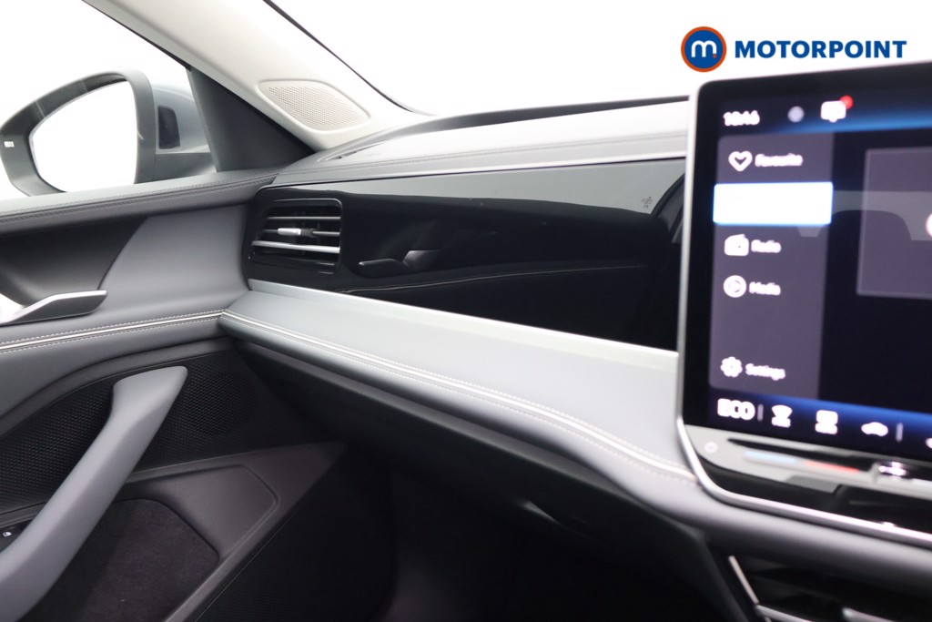 Volkswagen Passat Life Automatic Petrol Plug-In Hybrid Estate - Stock Number (1613648) - 10th supplementary image