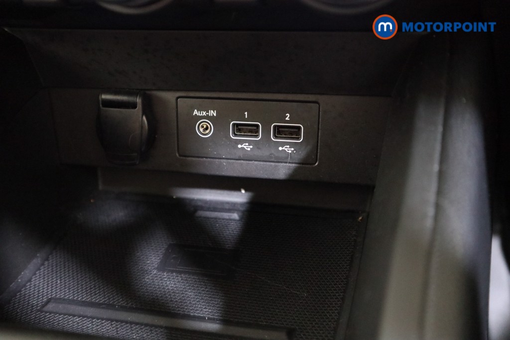 Renault Clio Iconic Edition Manual Petrol Hatchback - Stock Number (1615664) - 10th supplementary image