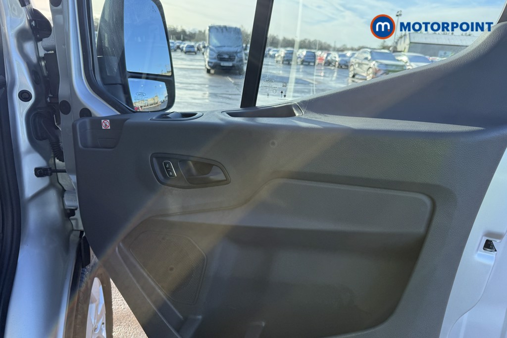 Ford Transit Limited Automatic Diesel Medium Roof Van - Stock Number (1608645) - 4th supplementary image