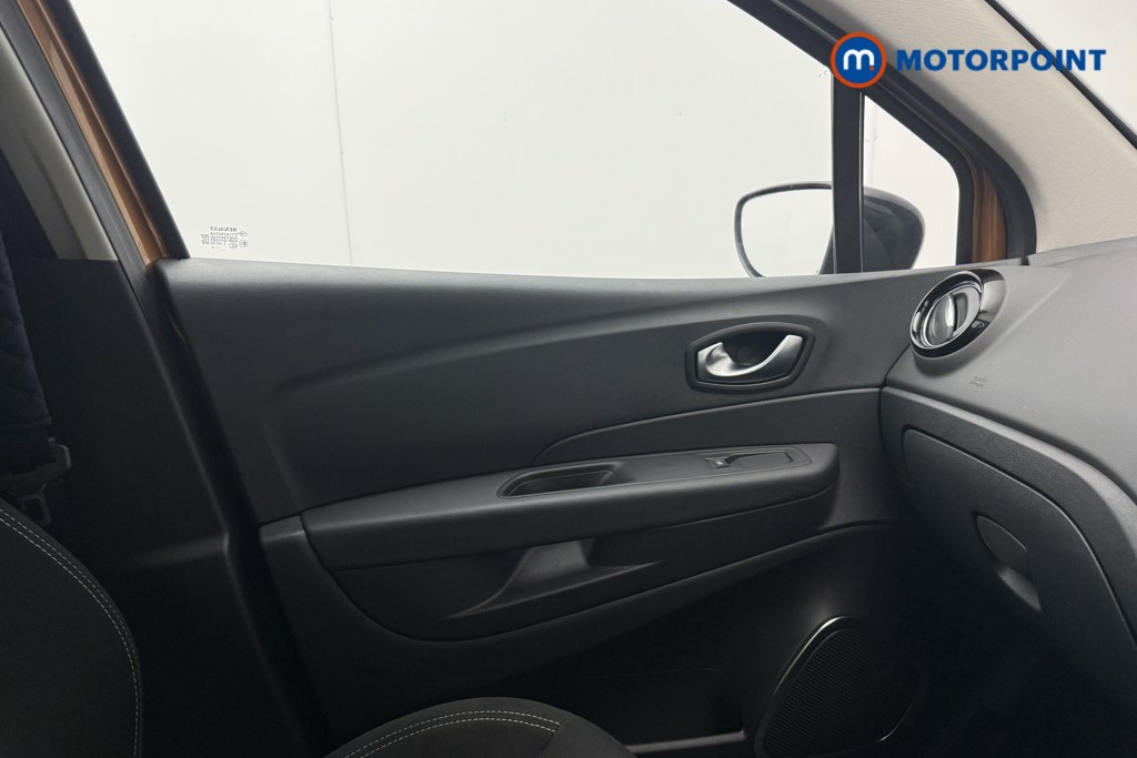 Renault Captur Iconic Manual Petrol SUV - Stock Number (1611535) - 8th supplementary image