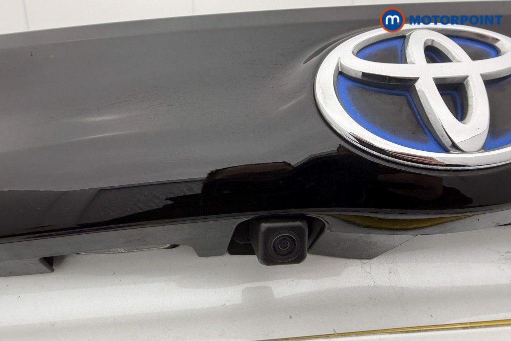 Toyota Yaris Design Automatic Petrol-Electric Hybrid Hatchback - Stock Number (1568481) - 2nd supplementary image