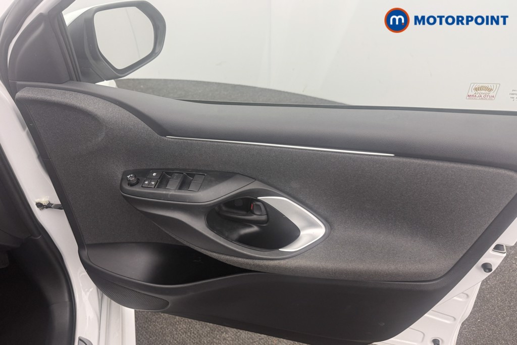 Toyota Yaris Design Automatic Petrol-Electric Hybrid Hatchback - Stock Number (1568481) - 11th supplementary image