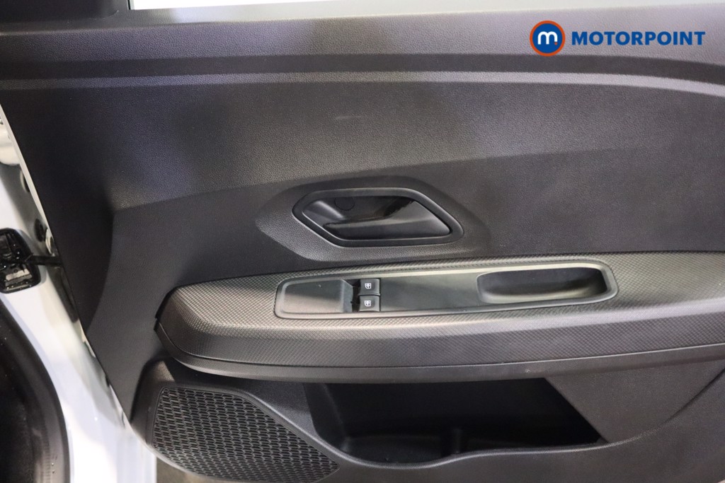 Dacia Sandero Essential Manual Petrol Hatchback - Stock Number (1612120) - 9th supplementary image