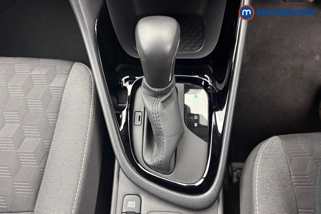 Toyota Yaris Design Automatic Petrol-Electric Hybrid Hatchback - Stock Number (1618627) - 8th supplementary image