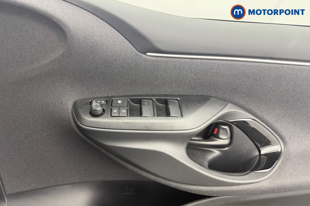 Toyota Yaris Design Automatic Petrol-Electric Hybrid Hatchback - Stock Number (1618627) - 12th supplementary image