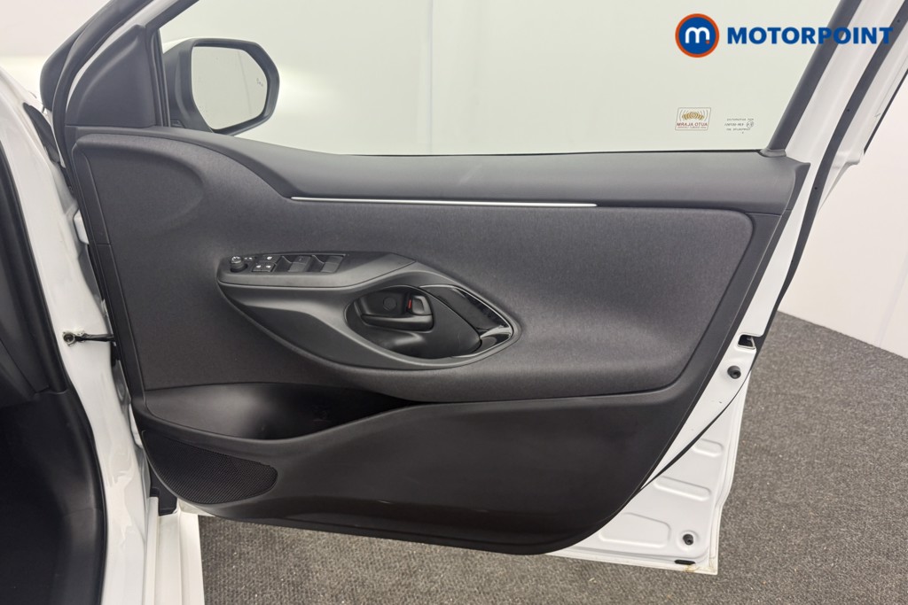 Toyota Yaris Design Automatic Petrol-Electric Hybrid Hatchback - Stock Number (1618627) - 13th supplementary image