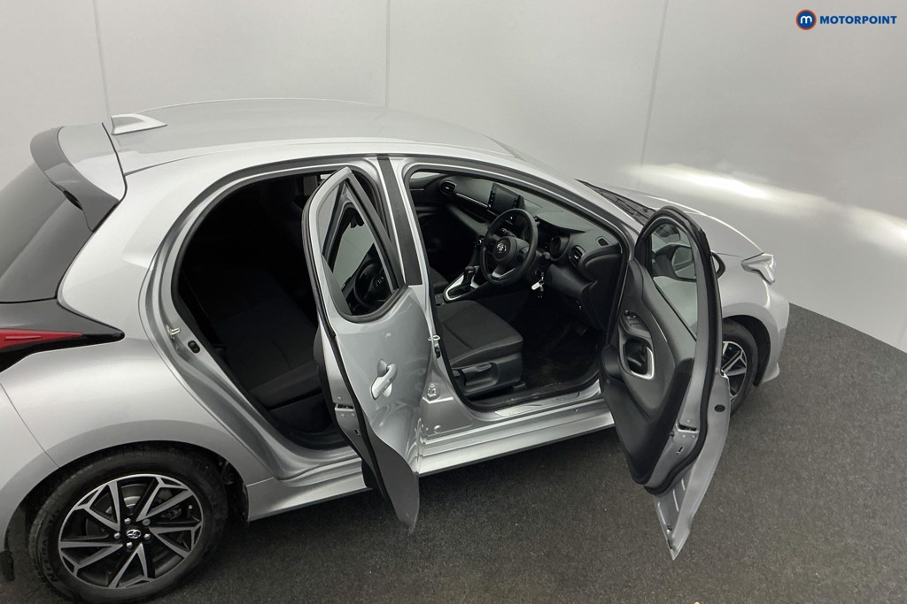 Toyota Yaris Design Automatic Petrol-Electric Hybrid Hatchback - Stock Number (1607803) - 5th supplementary image