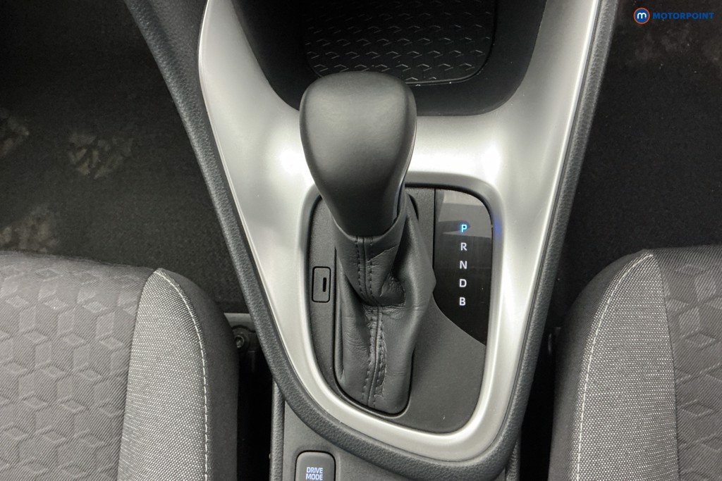 Toyota Yaris Design Automatic Petrol-Electric Hybrid Hatchback - Stock Number (1607803) - 17th supplementary image