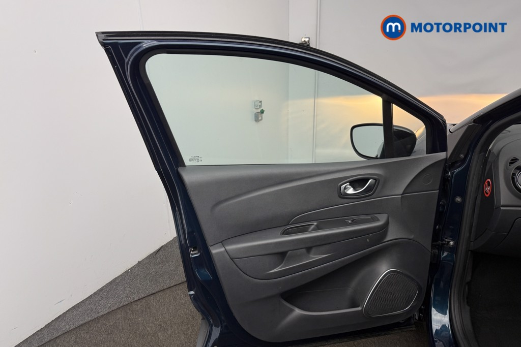 Renault Captur Iconic Automatic Petrol SUV - Stock Number (1603637) - 4th supplementary image