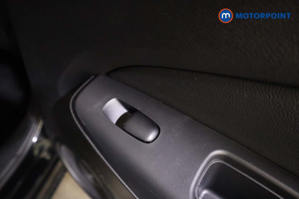 Nissan Juke N-Connecta Manual Petrol SUV - Stock Number (1610444) - 20th supplementary image