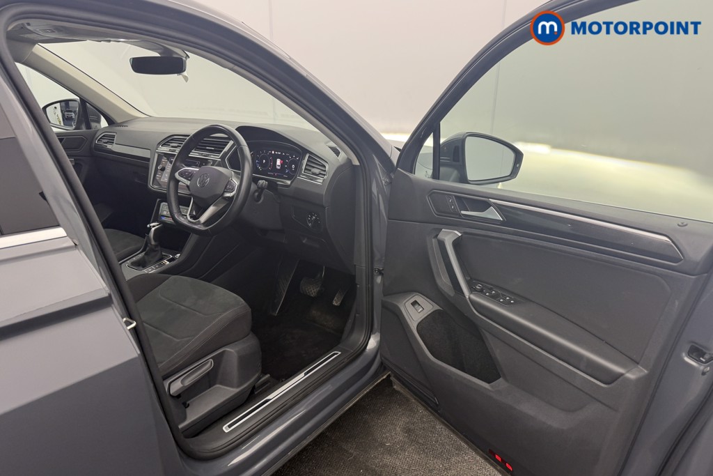Volkswagen Tiguan Elegance Automatic Petrol SUV - Stock Number (1619357) - 1st supplementary image