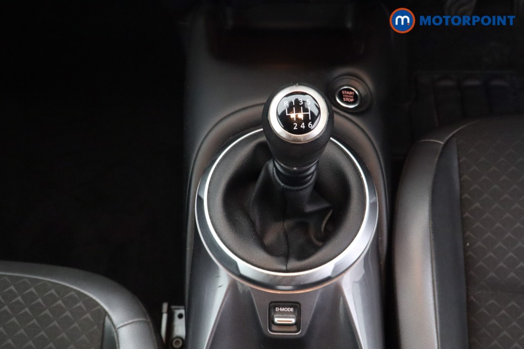 Nissan Juke N-Connecta Manual Petrol SUV - Stock Number (1617499) - 4th supplementary image