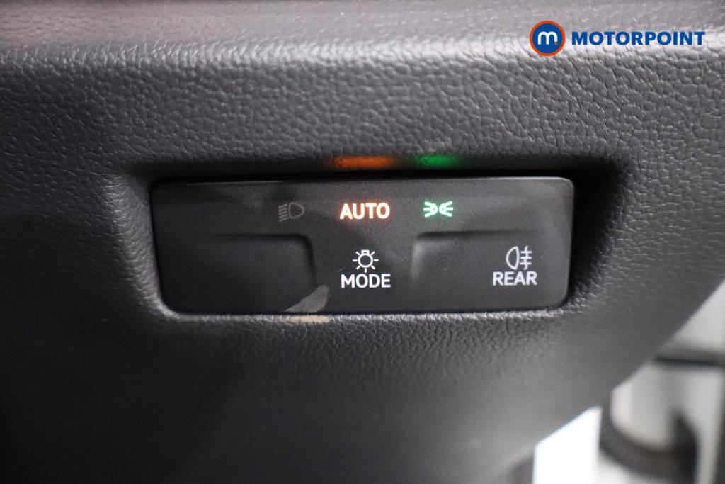 Volkswagen Passat Life Automatic Petrol Plug-In Hybrid Estate - Stock Number (1618652) - 11th supplementary image