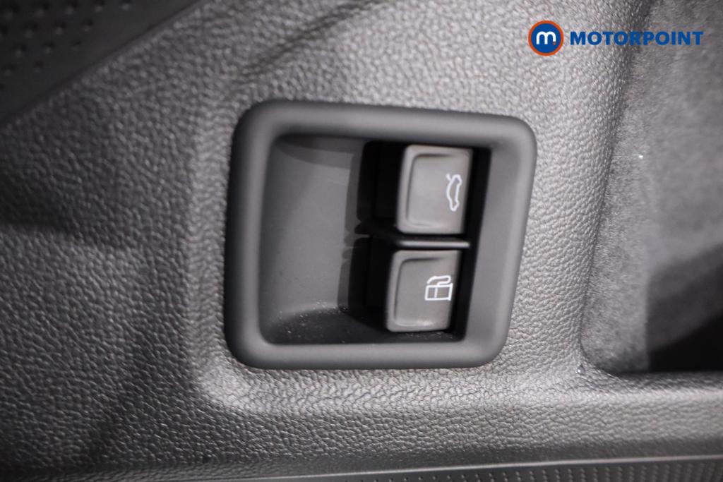 Volkswagen Passat Life Automatic Petrol Plug-In Hybrid Estate - Stock Number (1618652) - 13th supplementary image