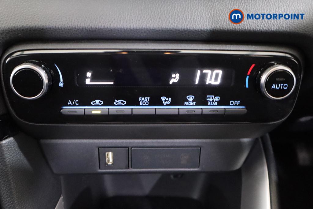 Toyota Yaris Design Automatic Petrol-Electric Hybrid Hatchback - Stock Number (1615129) - 3rd supplementary image