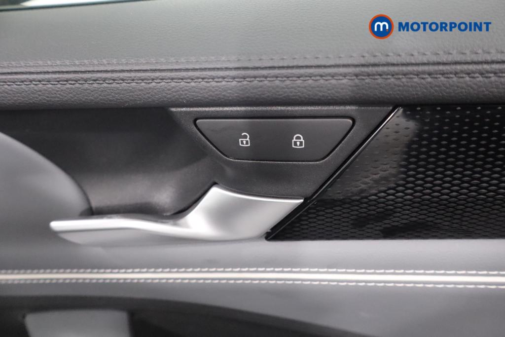 Volkswagen Passat Life Automatic Petrol Plug-In Hybrid Estate - Stock Number (1618659) - 12th supplementary image