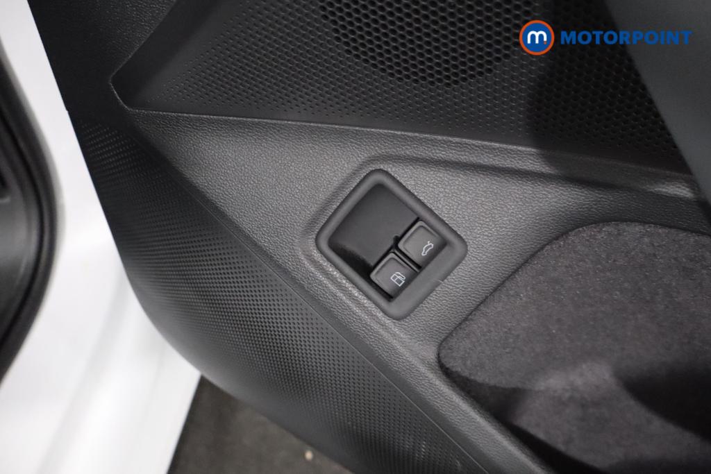 Volkswagen Passat Life Automatic Petrol Plug-In Hybrid Estate - Stock Number (1618659) - 14th supplementary image