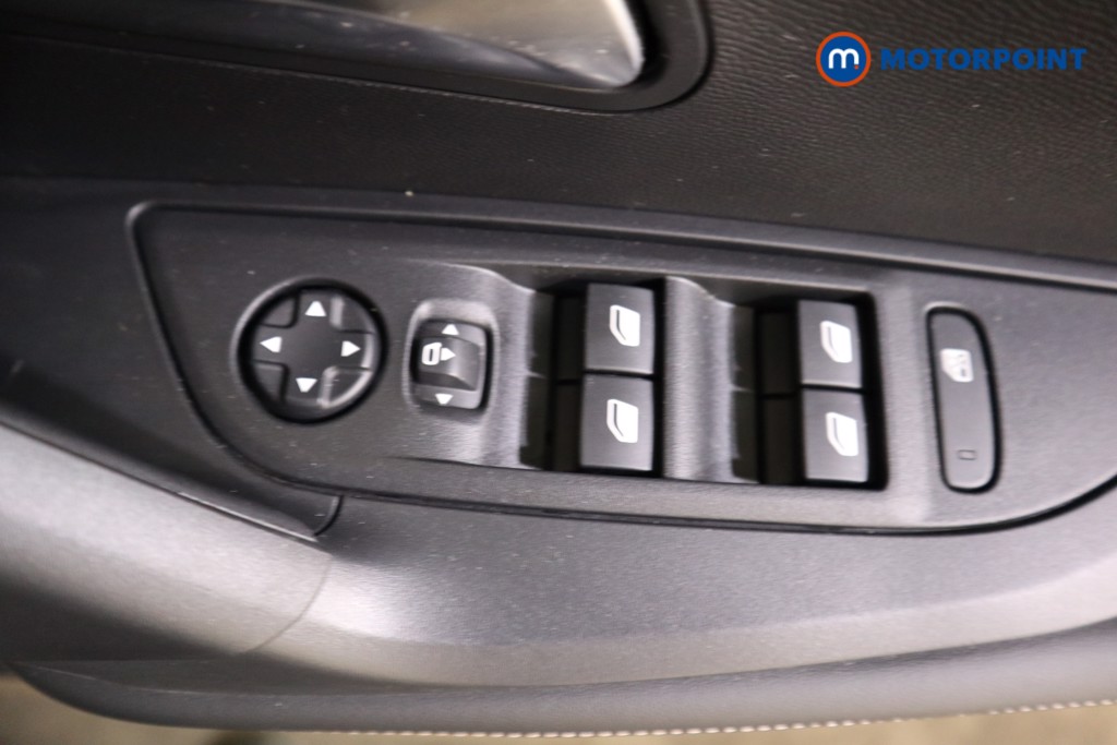 Peugeot 2008 Allure Manual Petrol SUV - Stock Number (1618487) - 16th supplementary image