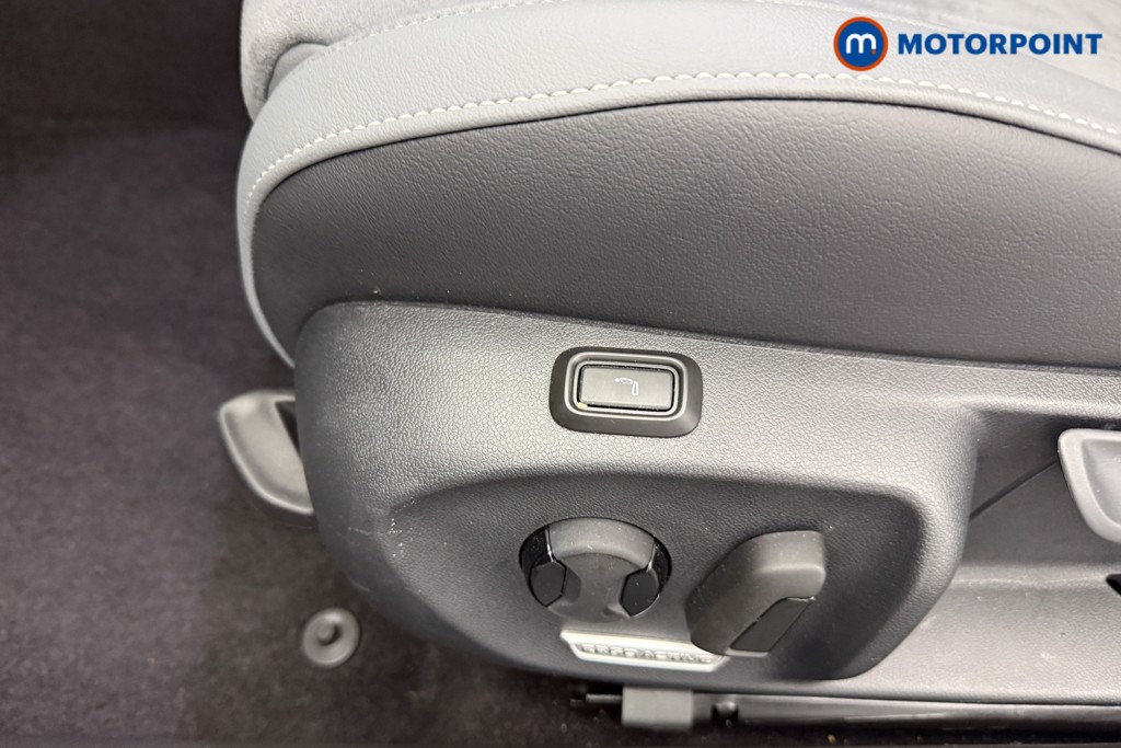 Volkswagen Passat Life Automatic Petrol Plug-In Hybrid Estate - Stock Number (1620873) - 11th supplementary image