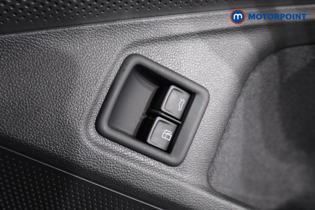 Volkswagen Passat Life Automatic Petrol Plug-In Hybrid Estate - Stock Number (1620878) - 13th supplementary image