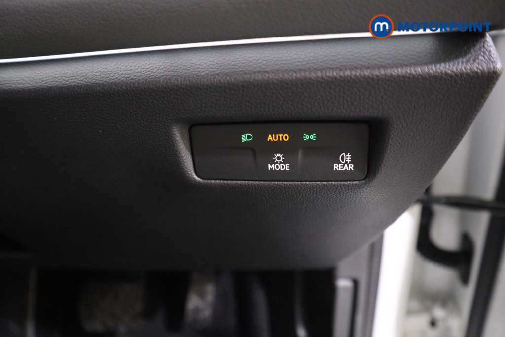 Volkswagen Passat Life Automatic Petrol Plug-In Hybrid Estate - Stock Number (1618679) - 11th supplementary image