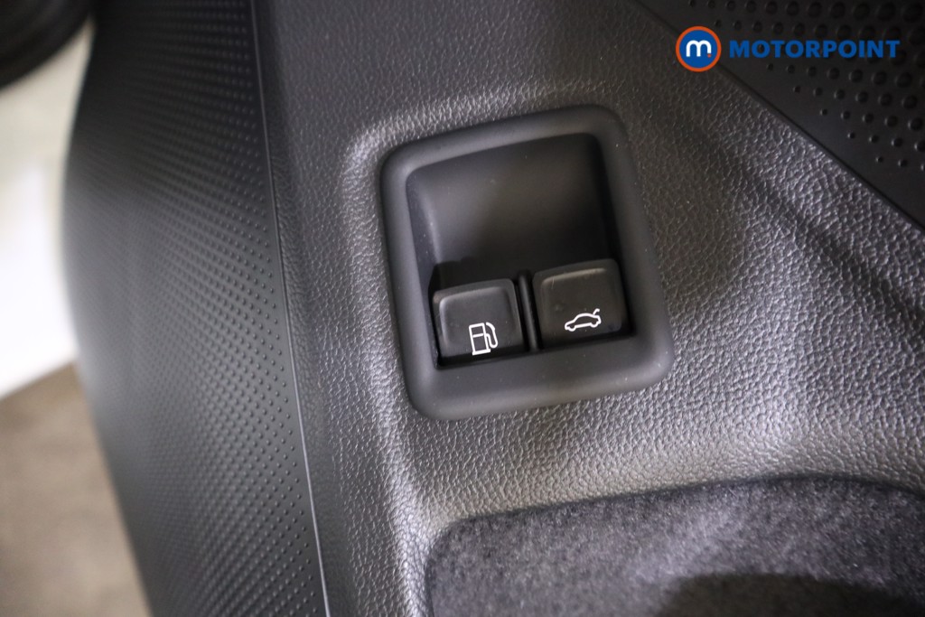 Volkswagen Passat Life Automatic Petrol Plug-In Hybrid Estate - Stock Number (1618679) - 12th supplementary image