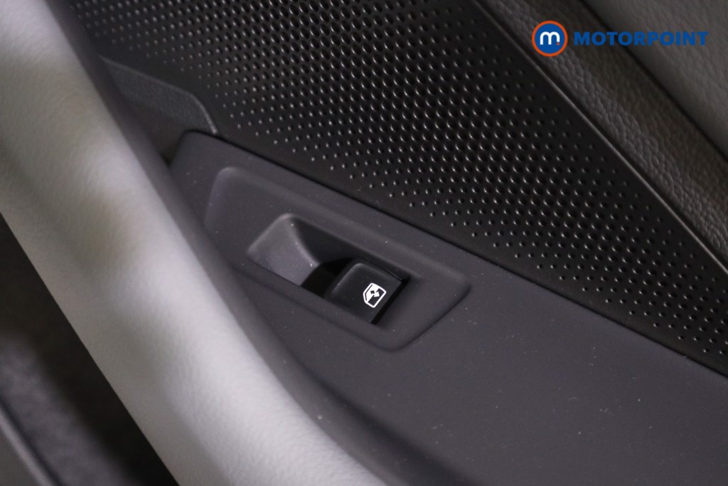 Volkswagen Passat Life Automatic Petrol Plug-In Hybrid Estate - Stock Number (1618679) - 21st supplementary image