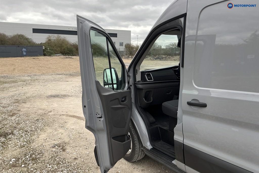 Ford Transit Limited Automatic Diesel Medium Roof Van - Stock Number (1607443) - 7th supplementary image