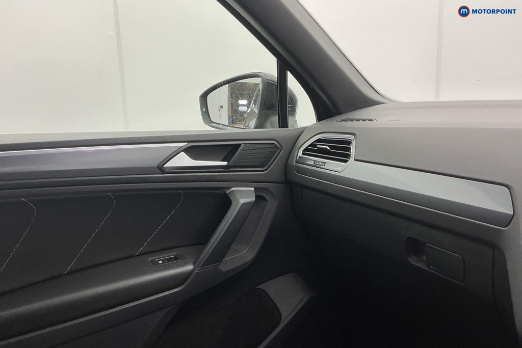 Volkswagen Tiguan R-Line Tech Automatic Petrol SUV - Stock Number (1612136) - 23rd supplementary image