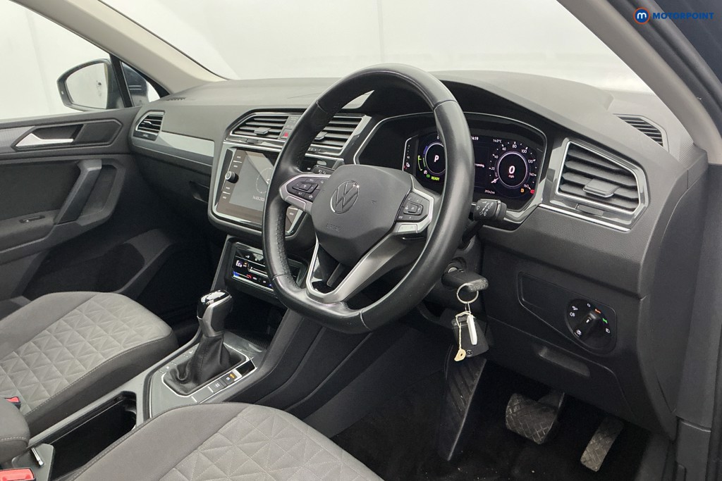 Volkswagen Tiguan Life Automatic Petrol Plug-In Hybrid SUV - Stock Number (1618637) - 9th supplementary image
