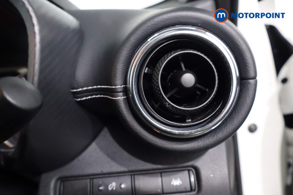 Nissan Juke N-Connecta Manual Petrol SUV - Stock Number (1623100) - 17th supplementary image