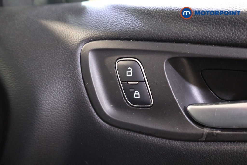 Ford Kuga St-Line Edition Manual Petrol SUV - Stock Number (1616805) - 14th supplementary image