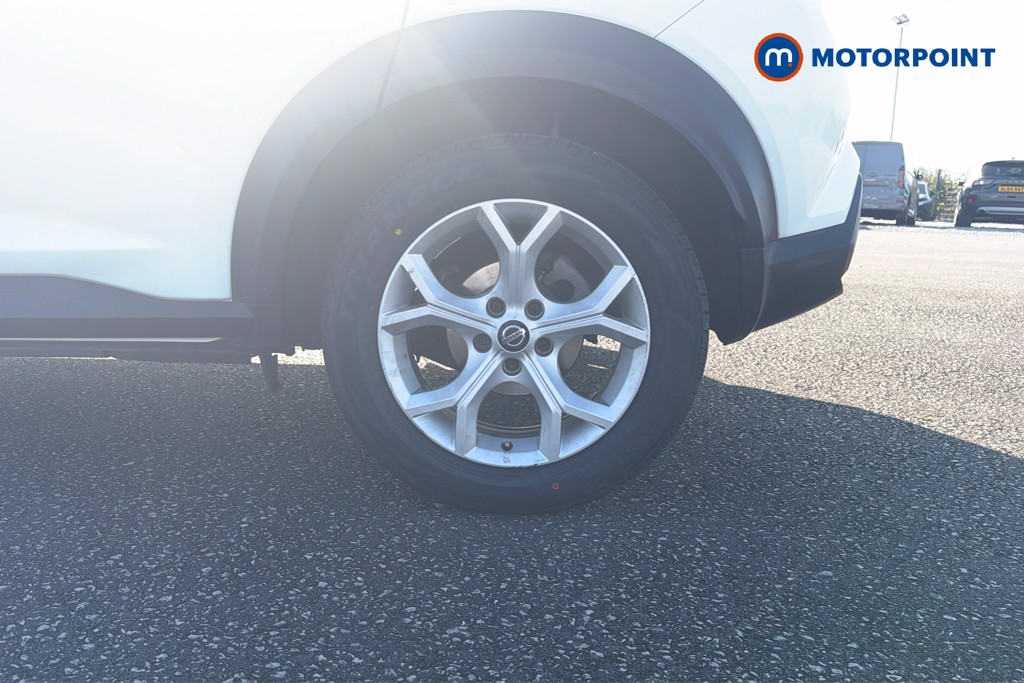 Nissan Juke N-Connecta Manual Petrol SUV - Stock Number (1623470) - 48th supplementary image