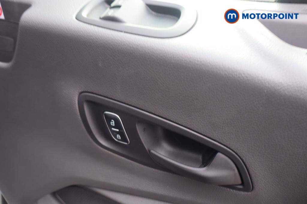 Ford Transit Limited Automatic Diesel Medium Roof Van - Stock Number (1611437) - 13th supplementary image