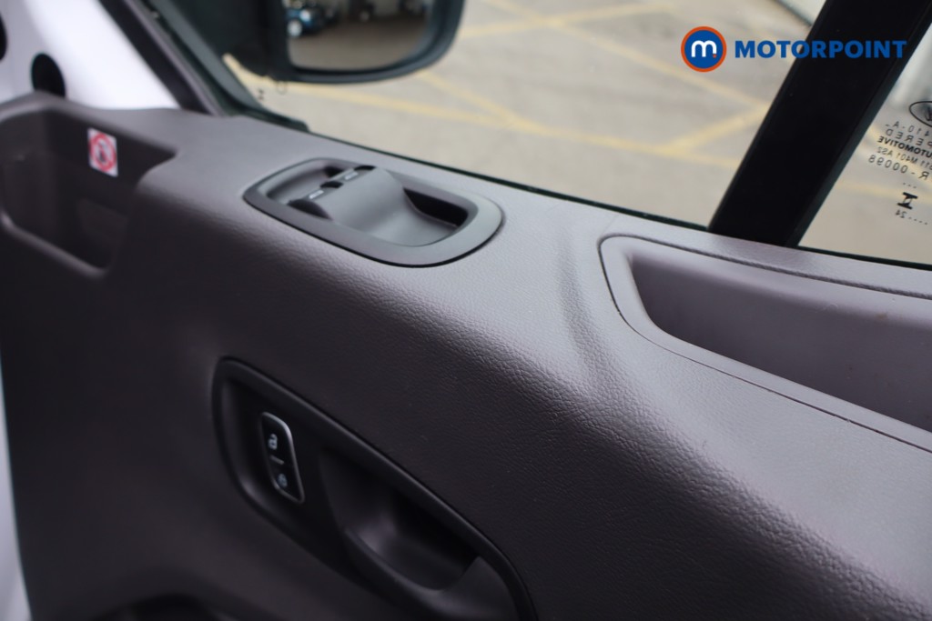 Ford Transit Limited Automatic Diesel Medium Roof Van - Stock Number (1611442) - 25th supplementary image