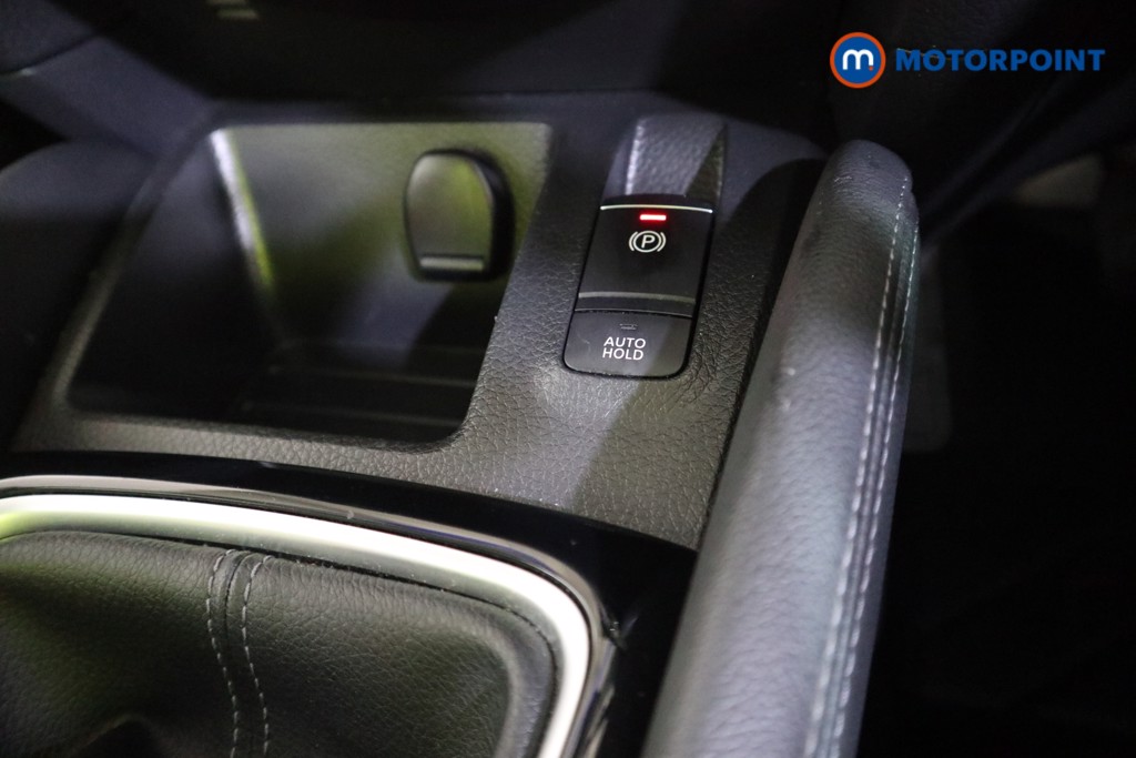 Nissan Qashqai N-Motion Manual Petrol SUV - Stock Number (1622370) - 9th supplementary image