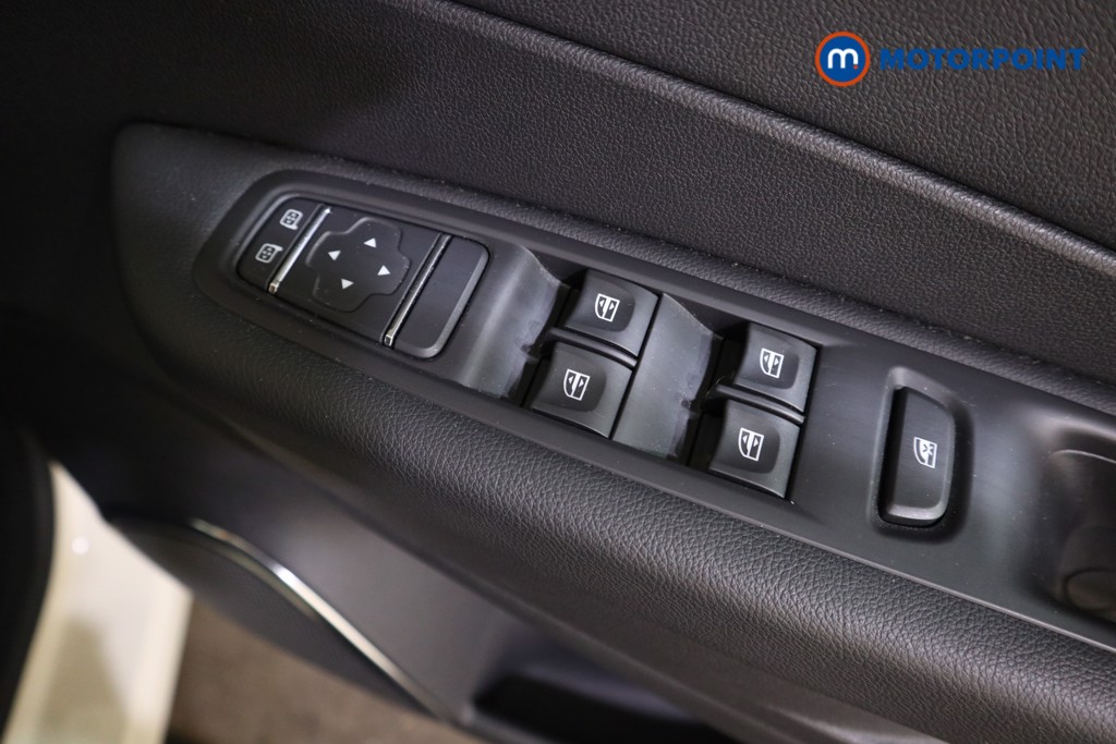 Renault Captur Iconic Manual Petrol SUV - Stock Number (1625502) - 14th supplementary image