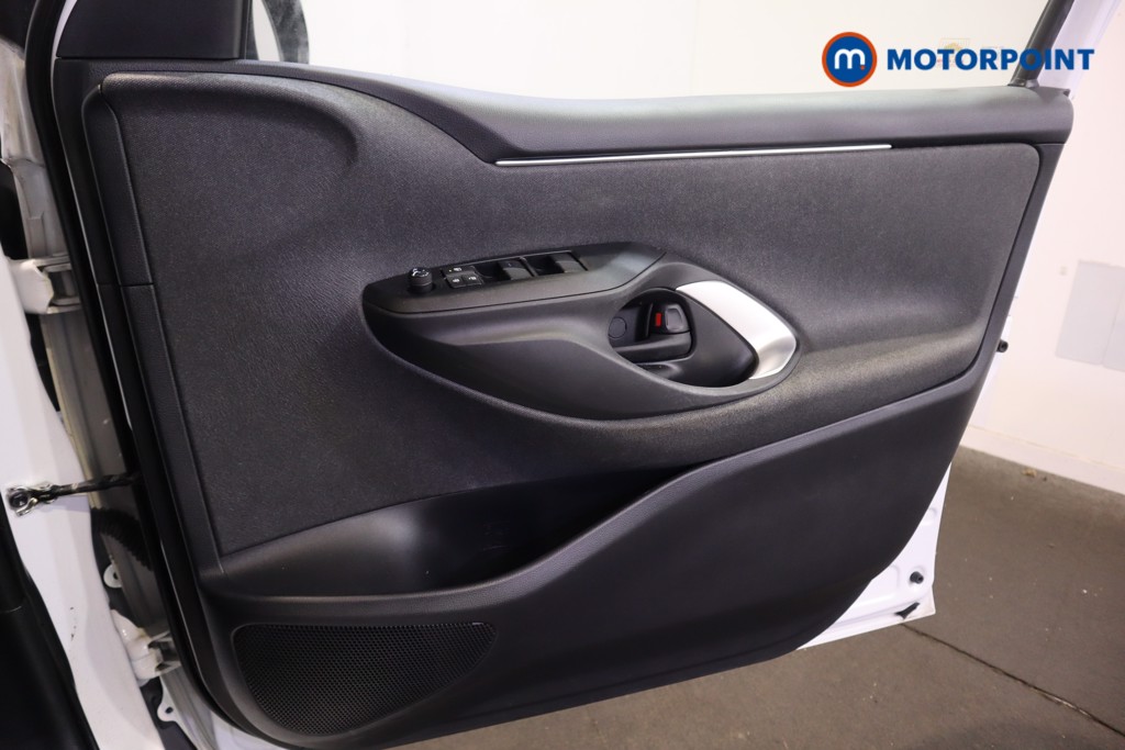 Toyota Yaris Design Automatic Petrol-Electric Hybrid Hatchback - Stock Number (1628233) - 13th supplementary image