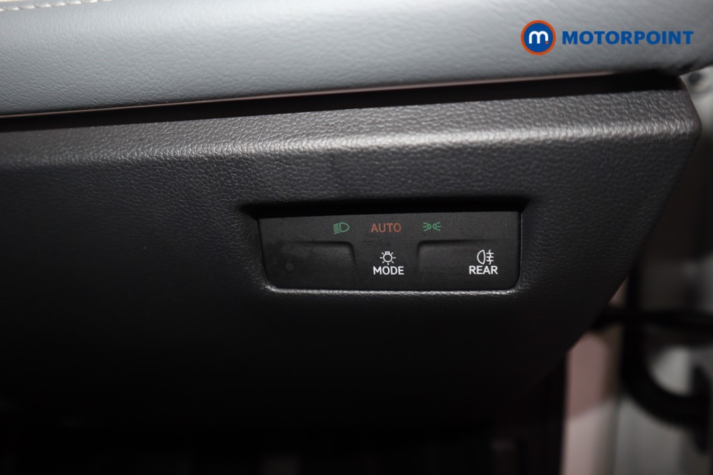 Volkswagen Passat Life Automatic Petrol Plug-In Hybrid Estate - Stock Number (1620882) - 12th supplementary image