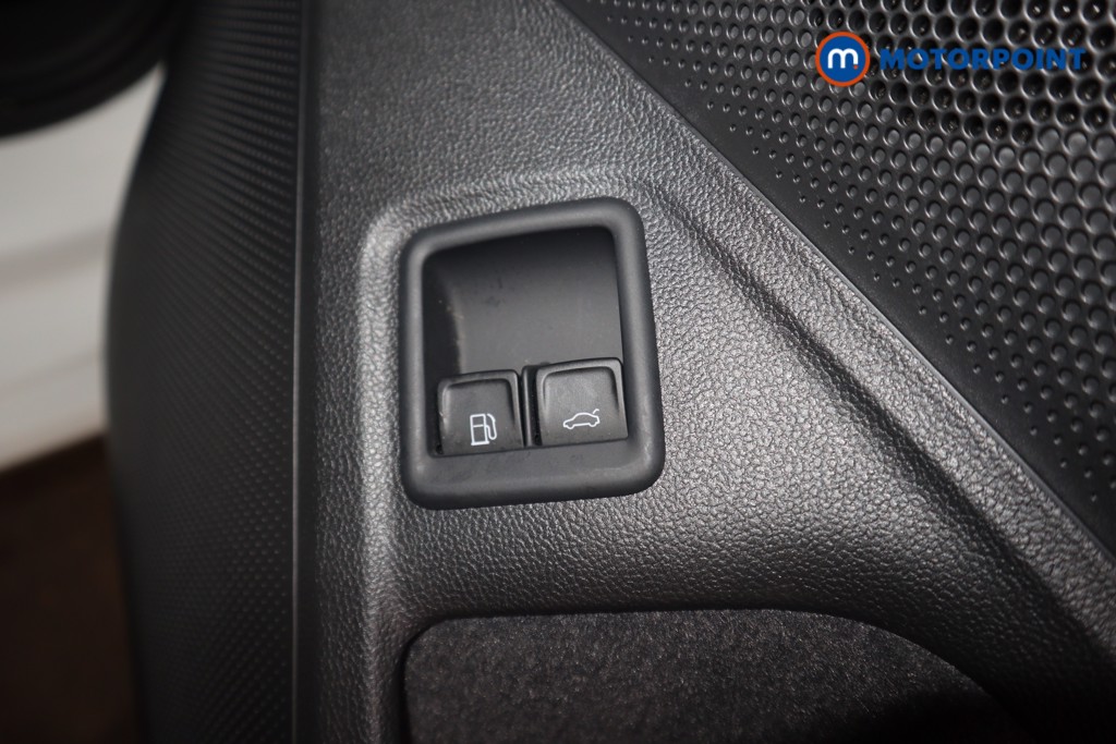 Volkswagen Passat Life Automatic Petrol Plug-In Hybrid Estate - Stock Number (1620882) - 13th supplementary image