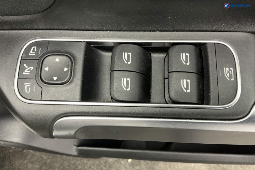 Mercedes-Benz GLB Amg Line Automatic Petrol SUV - Stock Number (1627563) - 32nd supplementary image