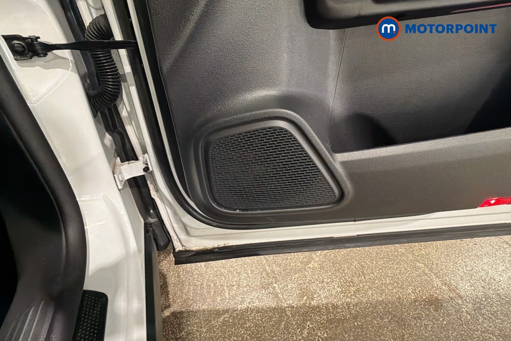 Mercedes-Benz GLB Amg Line Automatic Petrol SUV - Stock Number (1632522) - 21st supplementary image