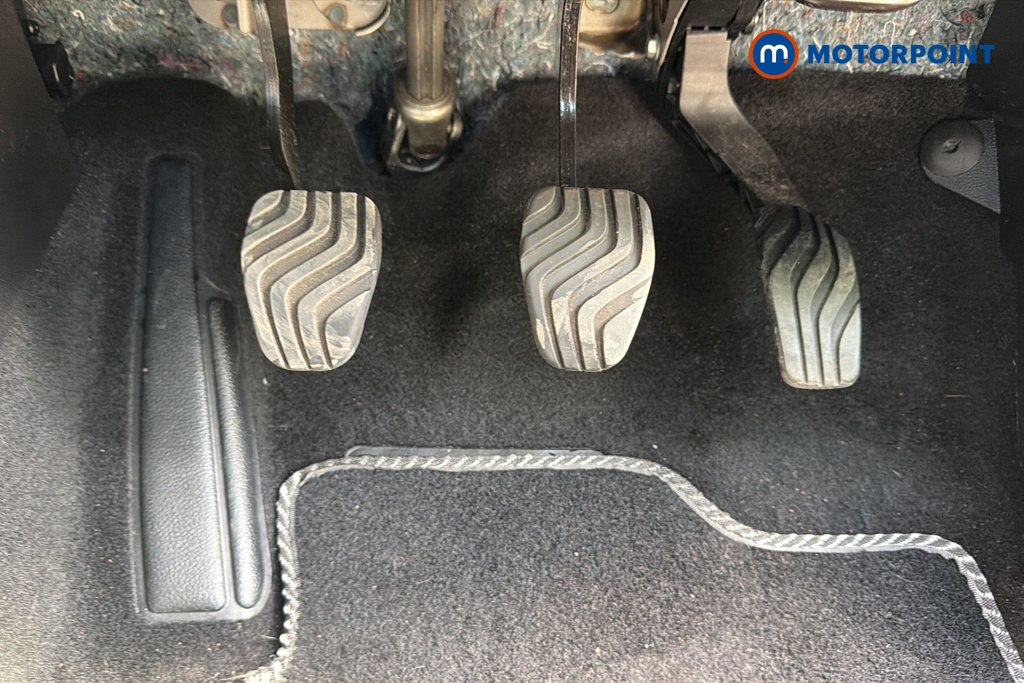 Renault Clio Iconic Edition Manual Petrol Hatchback - Stock Number (1633516) - 24th supplementary image