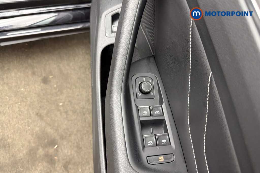 Volkswagen Passat R-Line Automatic Diesel Saloon - Stock Number (1628486) - 13th supplementary image