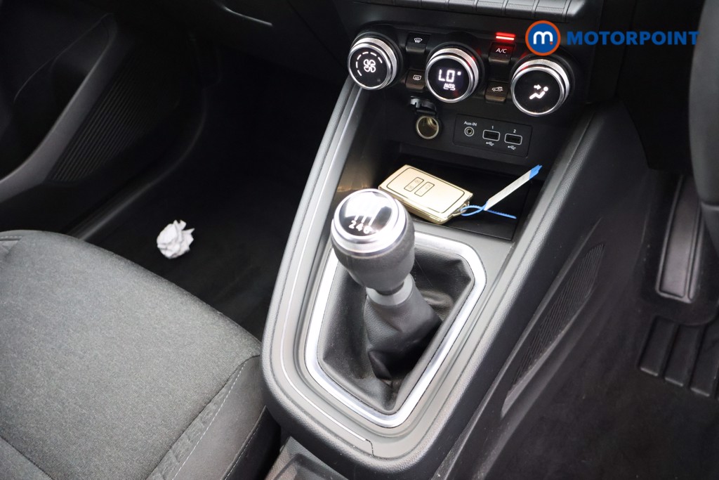 Renault Clio Iconic Manual Petrol Hatchback - Stock Number (1631577) - 13th supplementary image