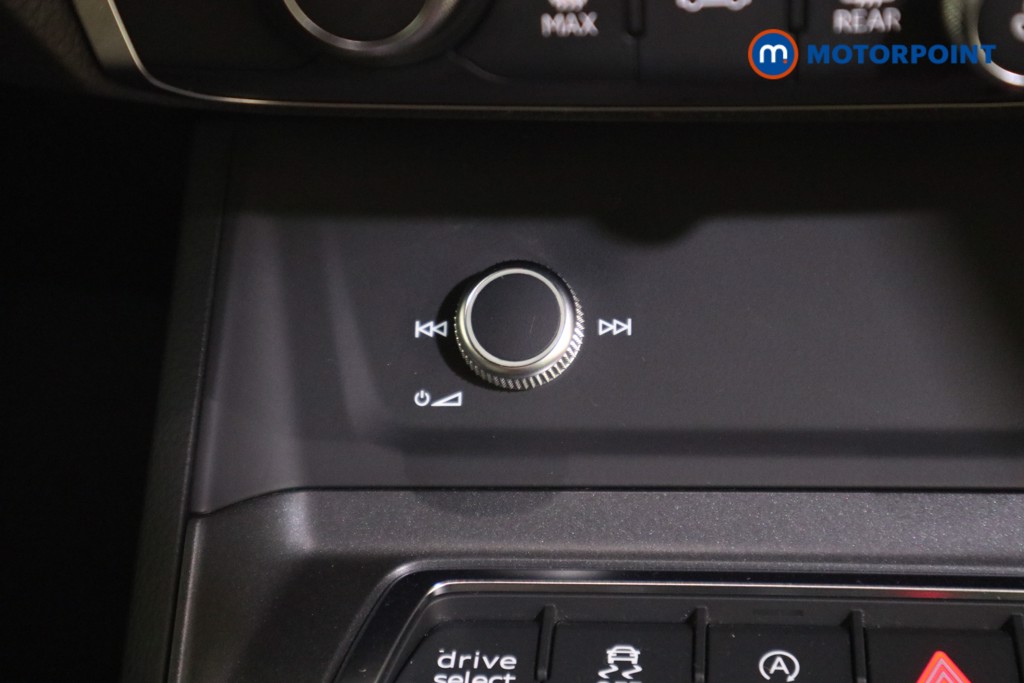 Audi Q3 Black Edition Manual Petrol SUV - Stock Number (1628938) - 9th supplementary image
