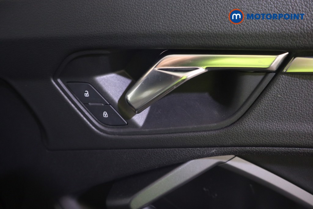 Audi Q3 Black Edition Manual Petrol SUV - Stock Number (1628938) - 18th supplementary image